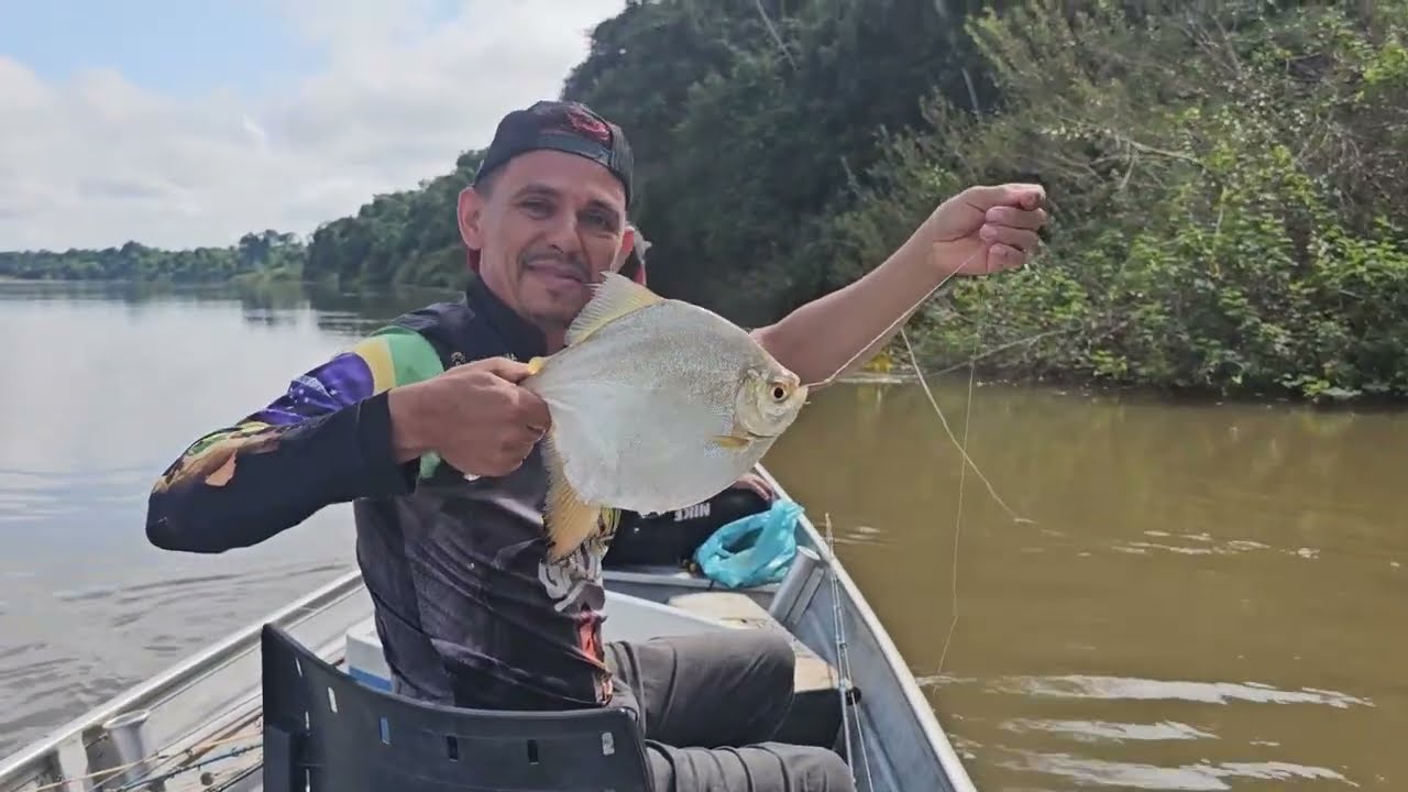 Pescaria com peixe frito na canoua:PACU NA vara de BAMBU.