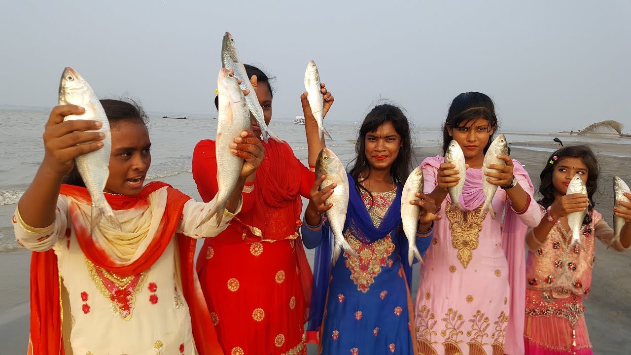 Fishing & Cooking On Island | Catch Alive Hilsa/Elish Fish From Padma River | Prepared Picnic Food