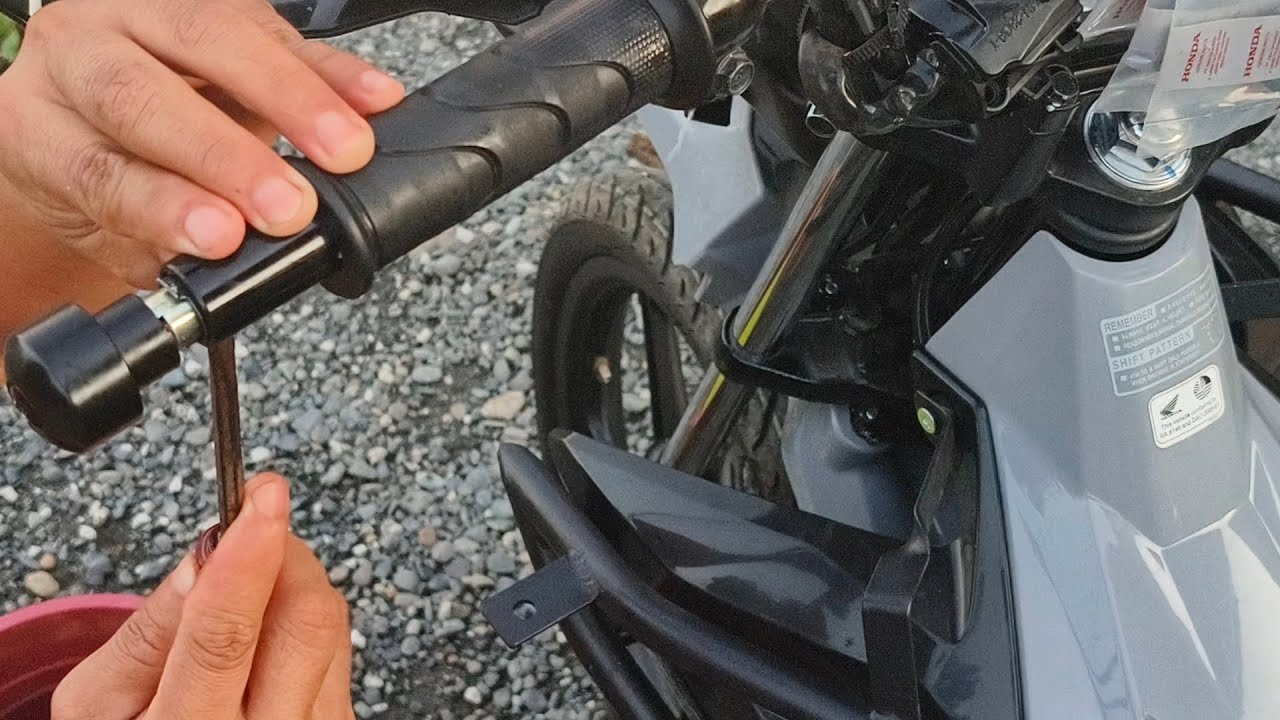 HOW TO REMOVE THE HANDLE BAR END OF HONDA XRM MOTARD FI 125?