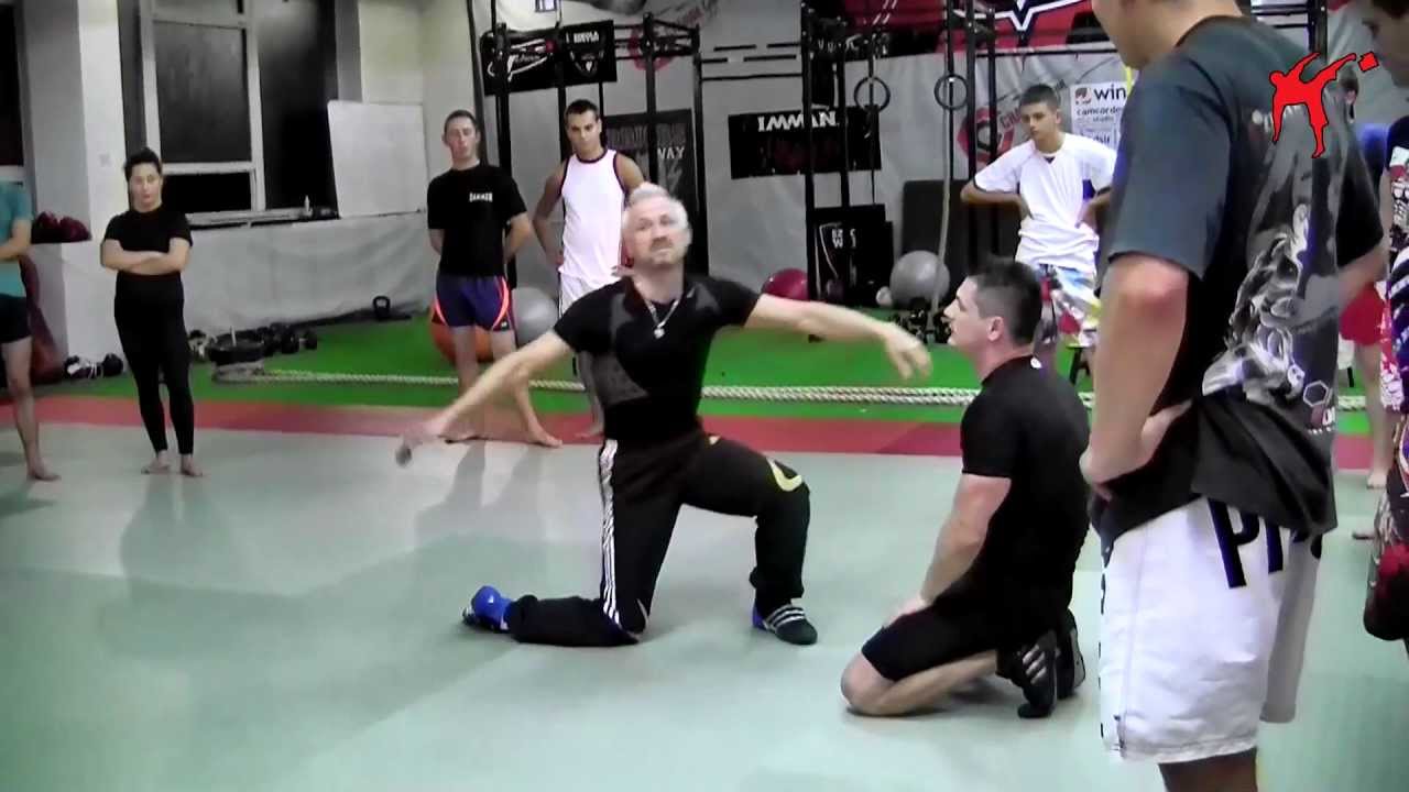 Emil Koziej prowadzi seminarium w Szkole Walki Tomasza Drwala