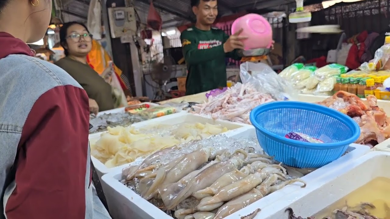 เดินตลาดซื้อหมูกะทะตามงบตลาดสดฝั่งลาว
