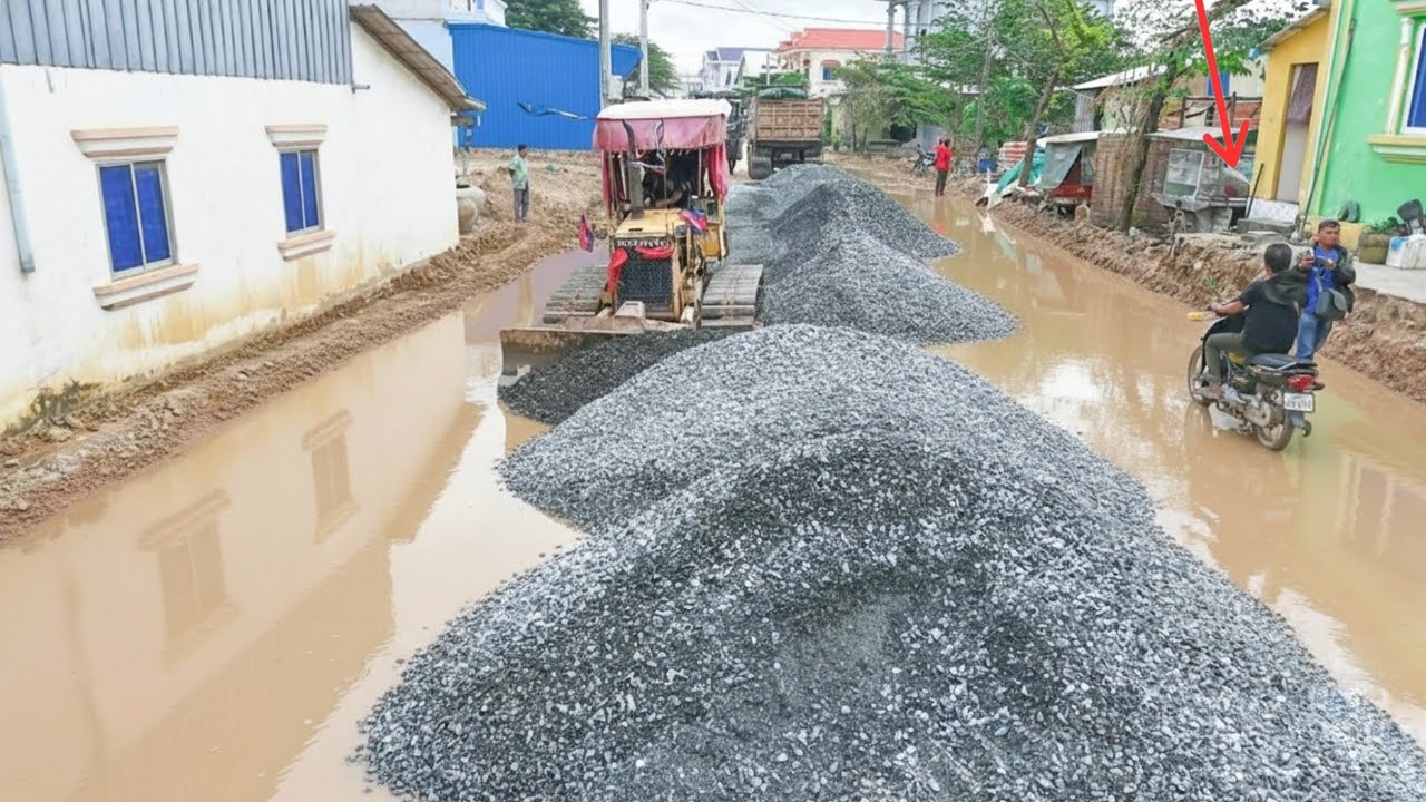Build foundation road construction techniques spreading gravel KOMATSU Bulldozer with 12Wheel trucks
