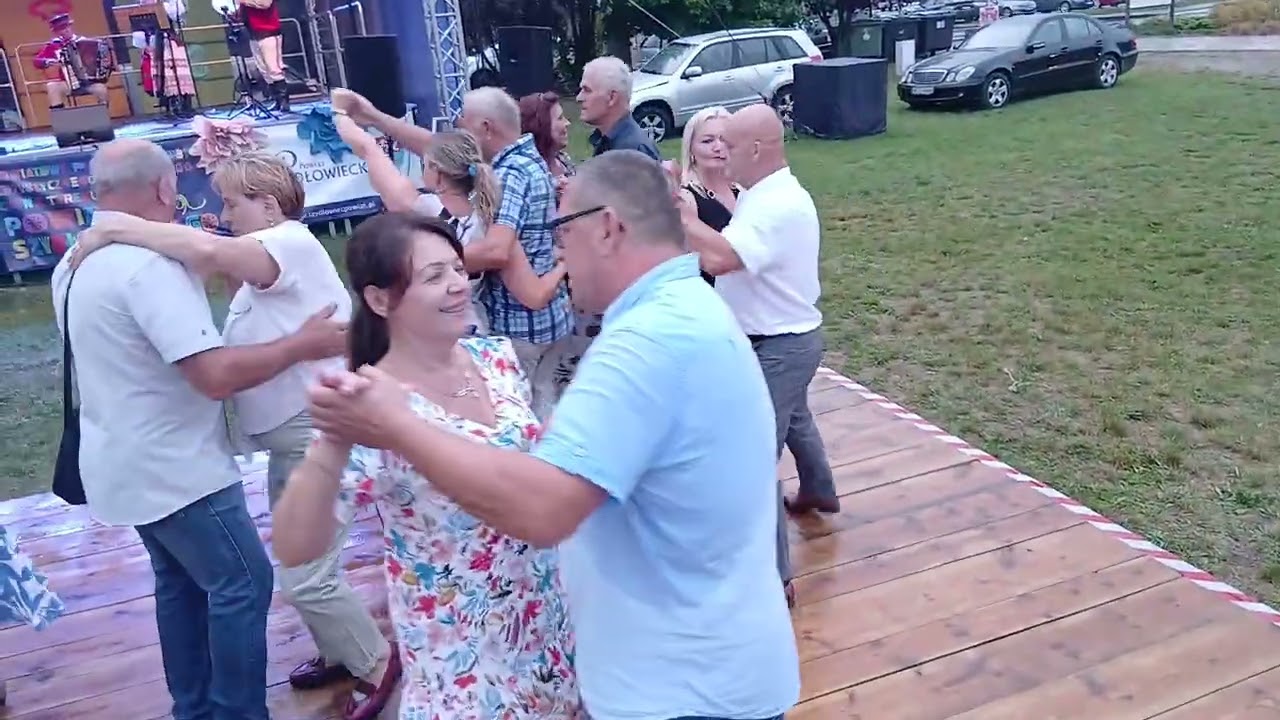 Przy takich utworach tancerze w spaniele się bawią - w kułeczku, ach miło popatrzeć.