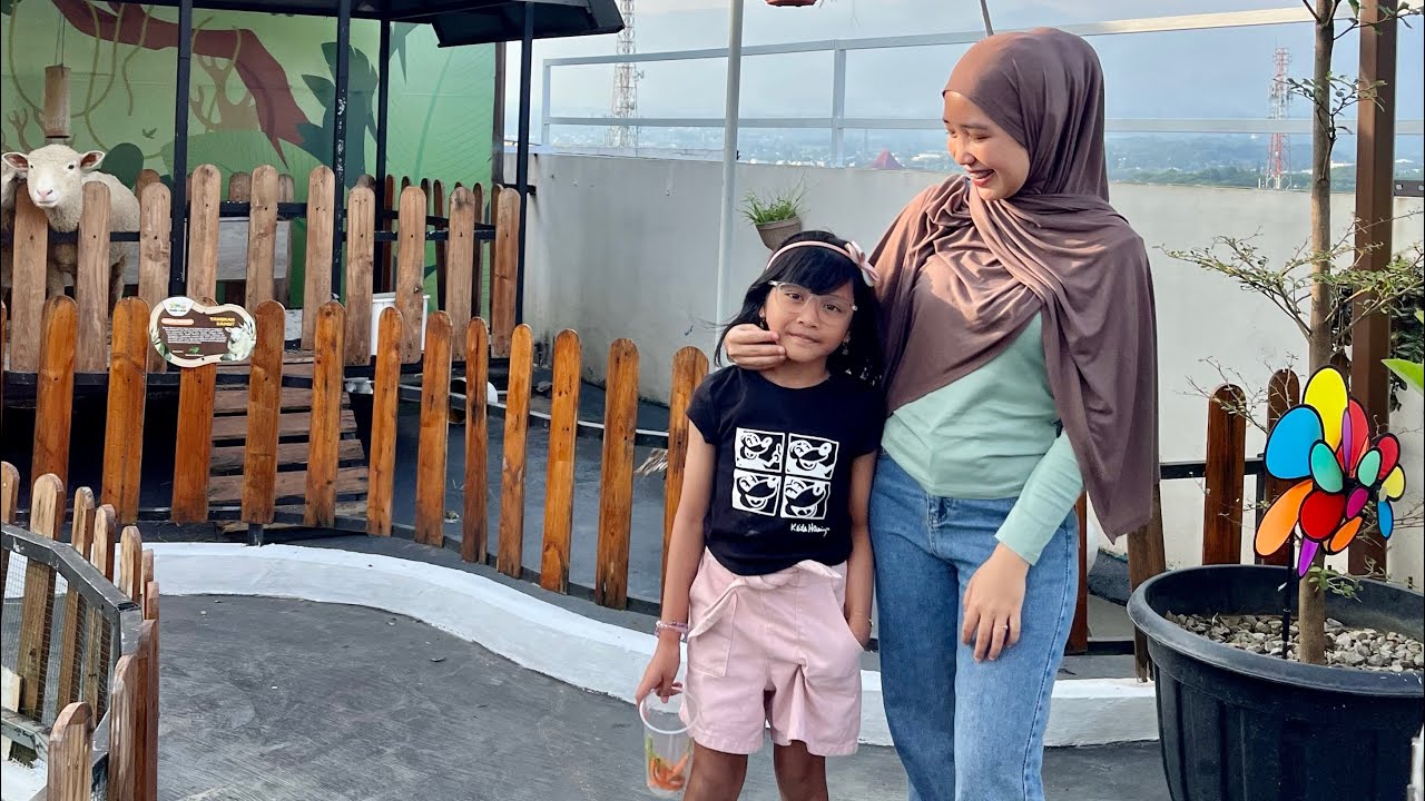 ACA NGASIH MAKAN DOMBA DI MINI ZOO HOTEL FORTUNA GRANDE JEMBER 