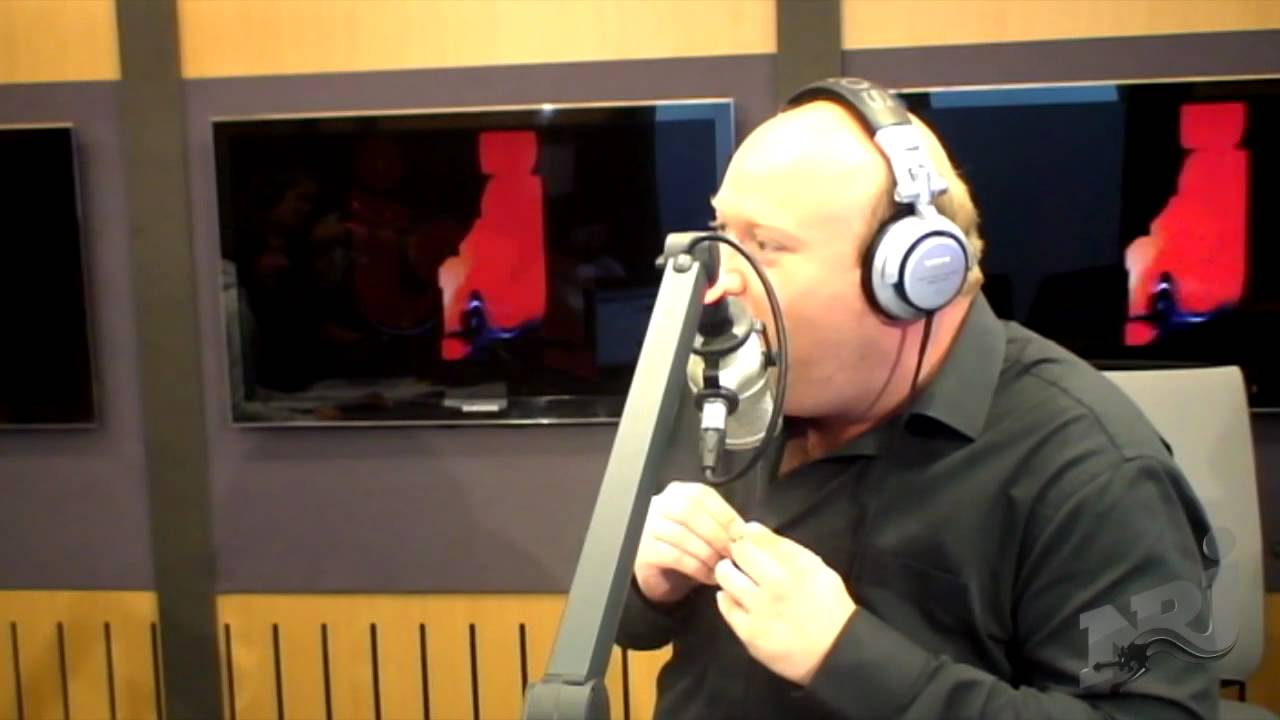 Isa montre un téton dans le réveil Duroy sur NRJ