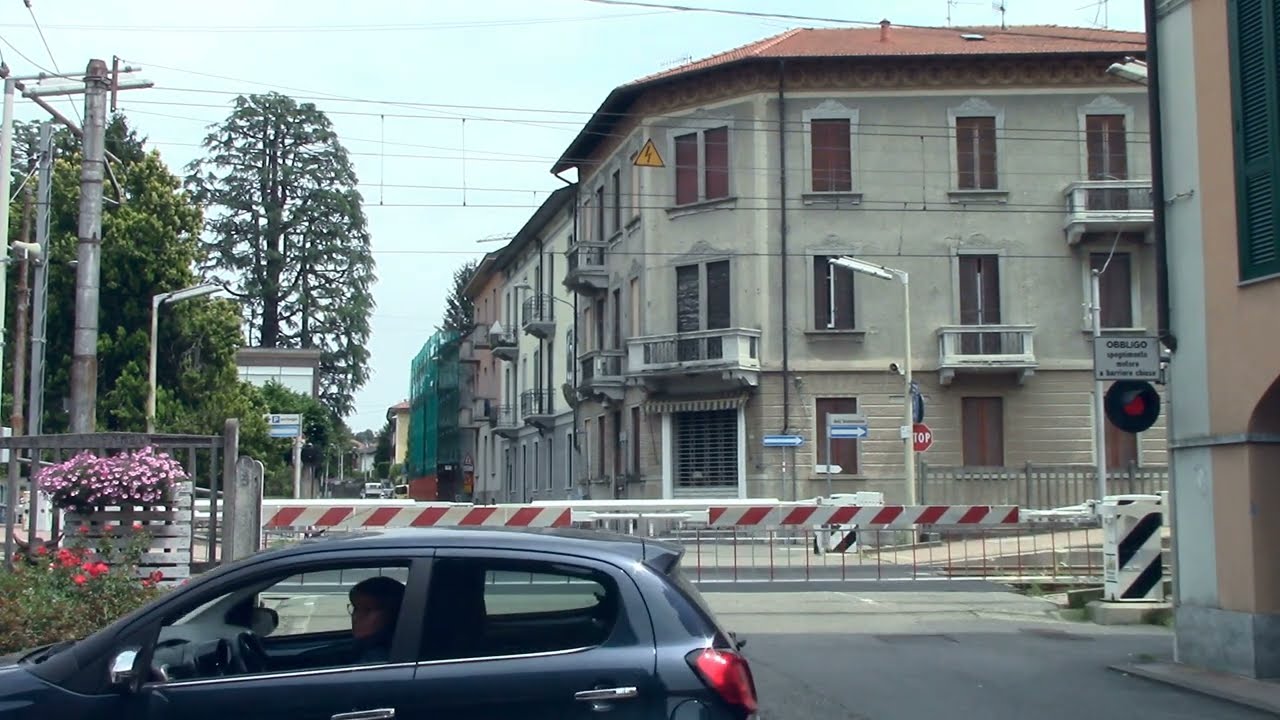 Vedano Olona (I) Passaggio a Livello // Level crossing //