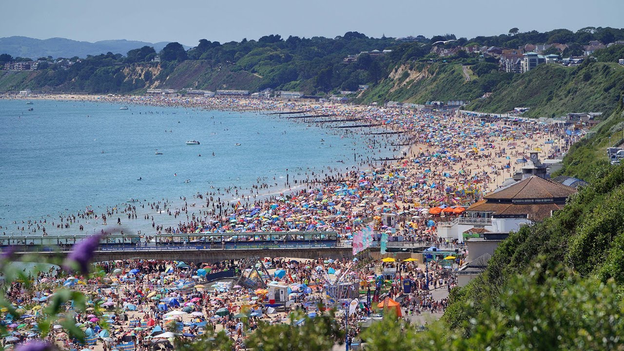 UK heatwave: Summer revellers flock to Bournemouth beach to enjoy the sun