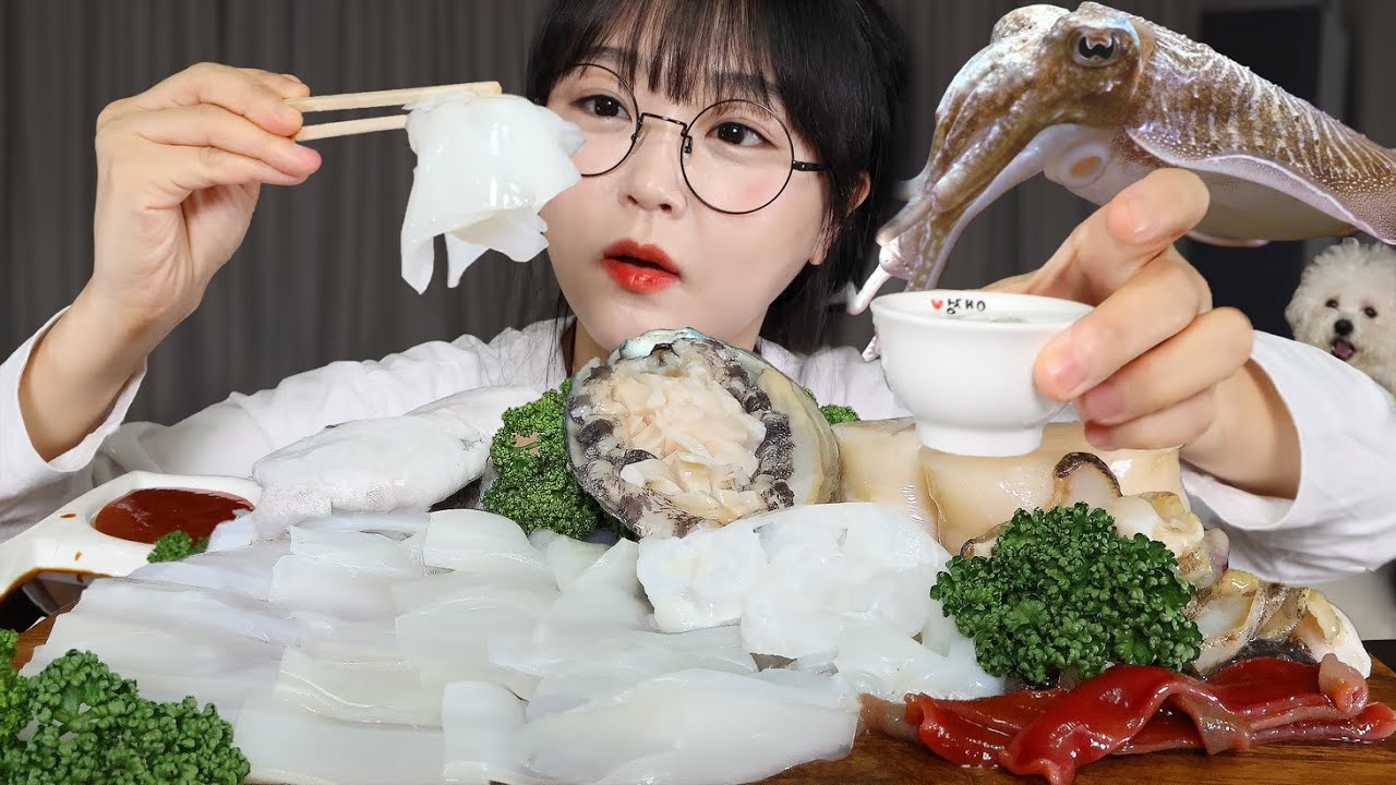 Сырые морепродукты (каракатица, морское ушко, раковина, панцирь, ложка червя) Mukbang ASMR