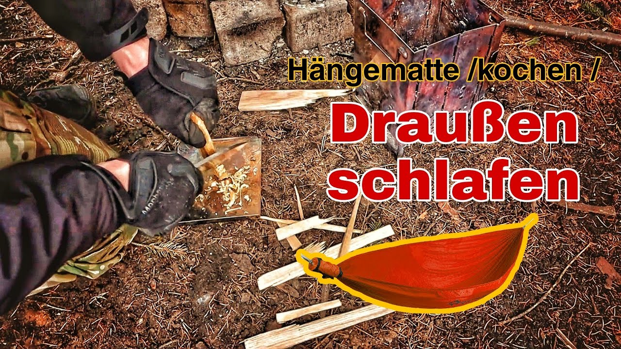 Draußen in der Hängematte schlafen. Kochen/ sweden Feuer/ . Trekking Platz