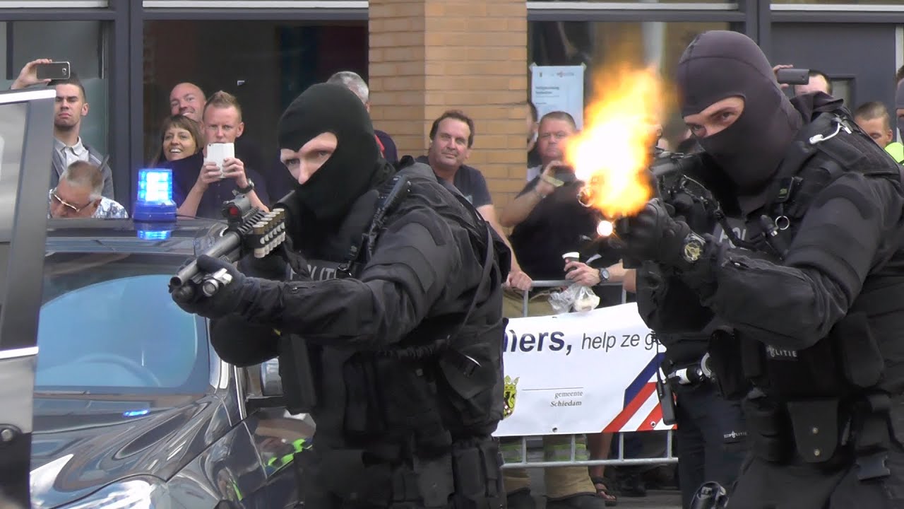Groot vuurgevecht na achtervolging door arrestatieteam [demonstratie]