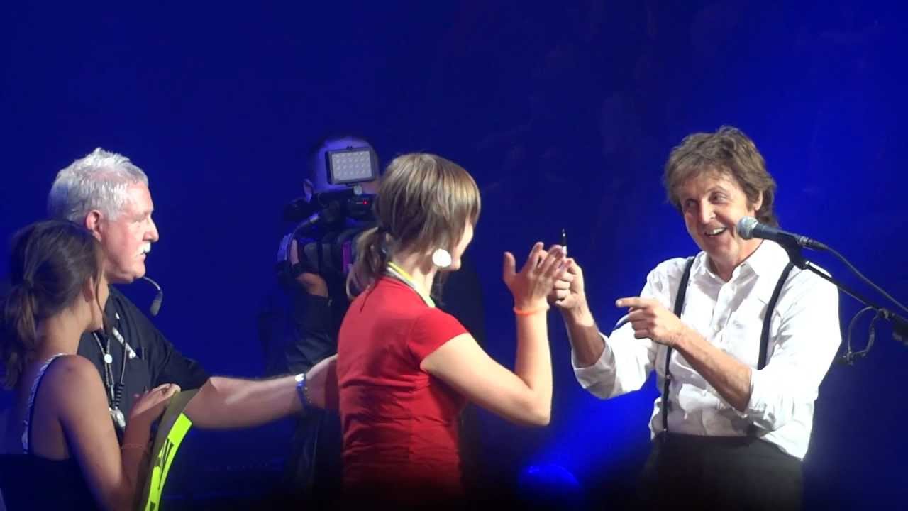 Paul McCartney autographs Live Montreal 2011 HD 1080P