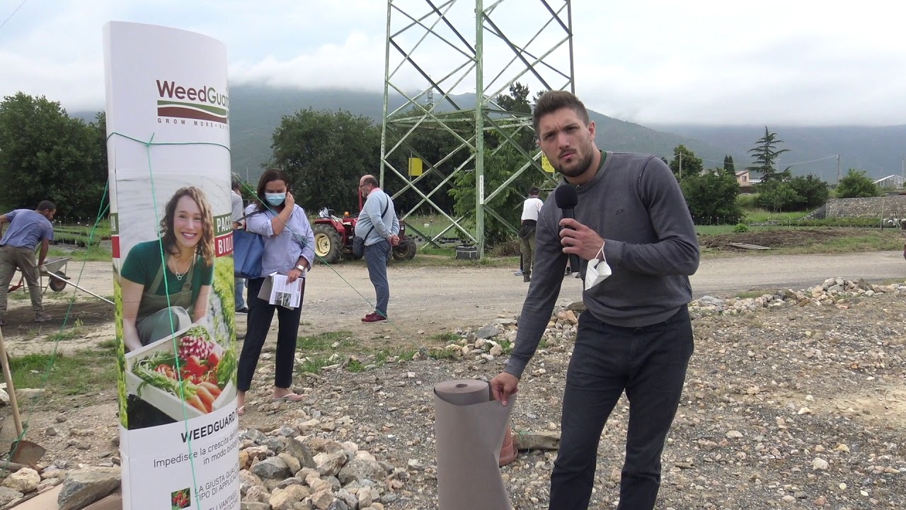 Pacciamatura del terreno con prodotto WeedGuardPlus - tecnico Riccardo Poletto azienda  Marks-3zet
