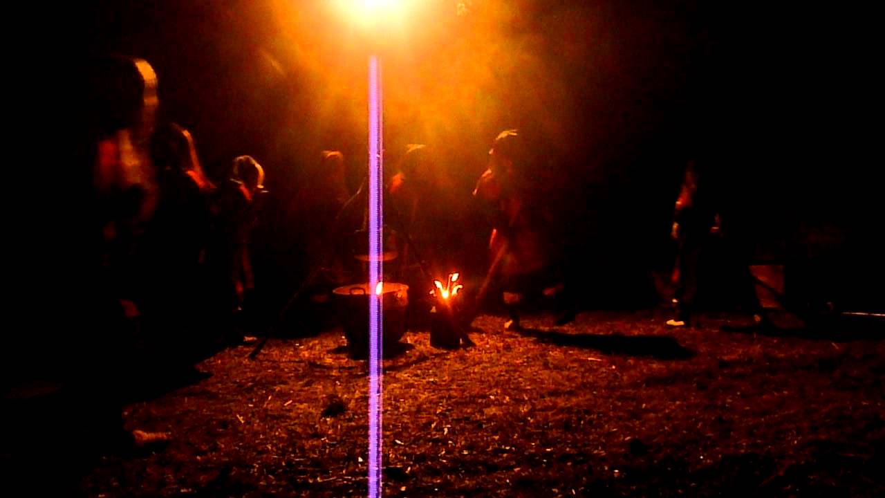 Baurawald Hexen Holzhausen-Eröffnungstanz Junghexen 2012