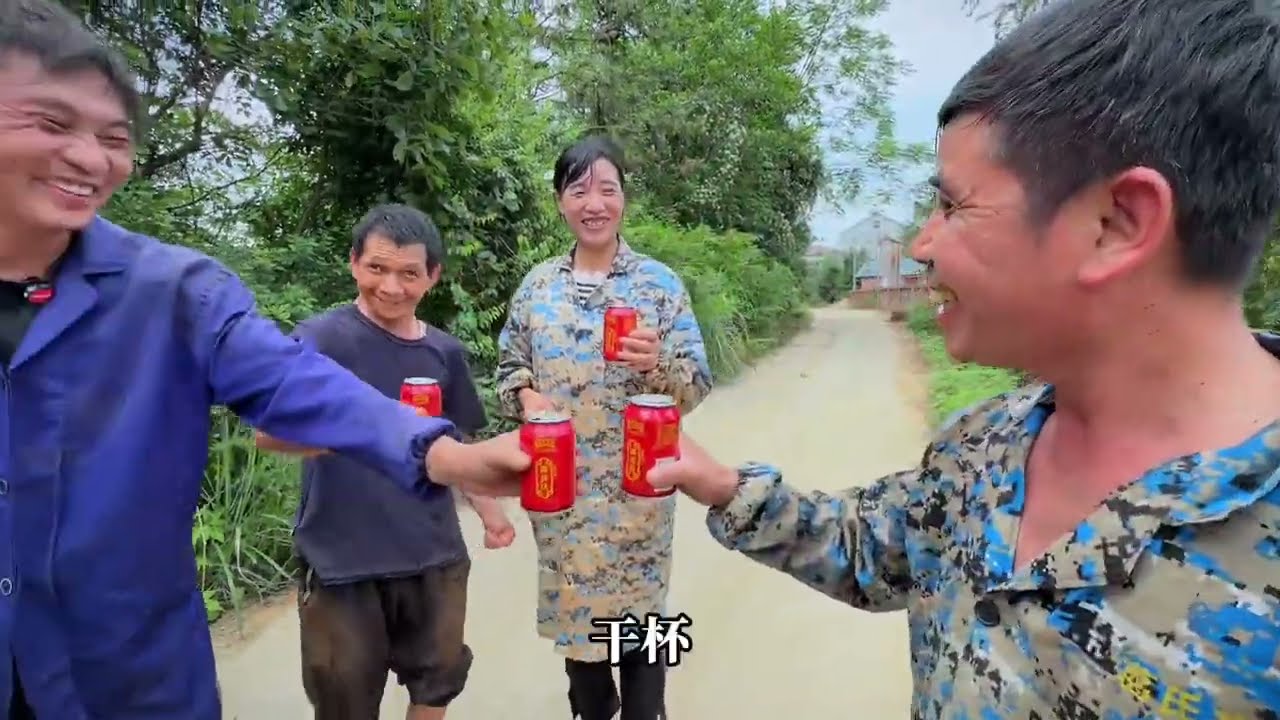 二哥菜园翻新改造，万事俱备只欠东风，徐总及时送来200包鸡粪。 #海哥量地球