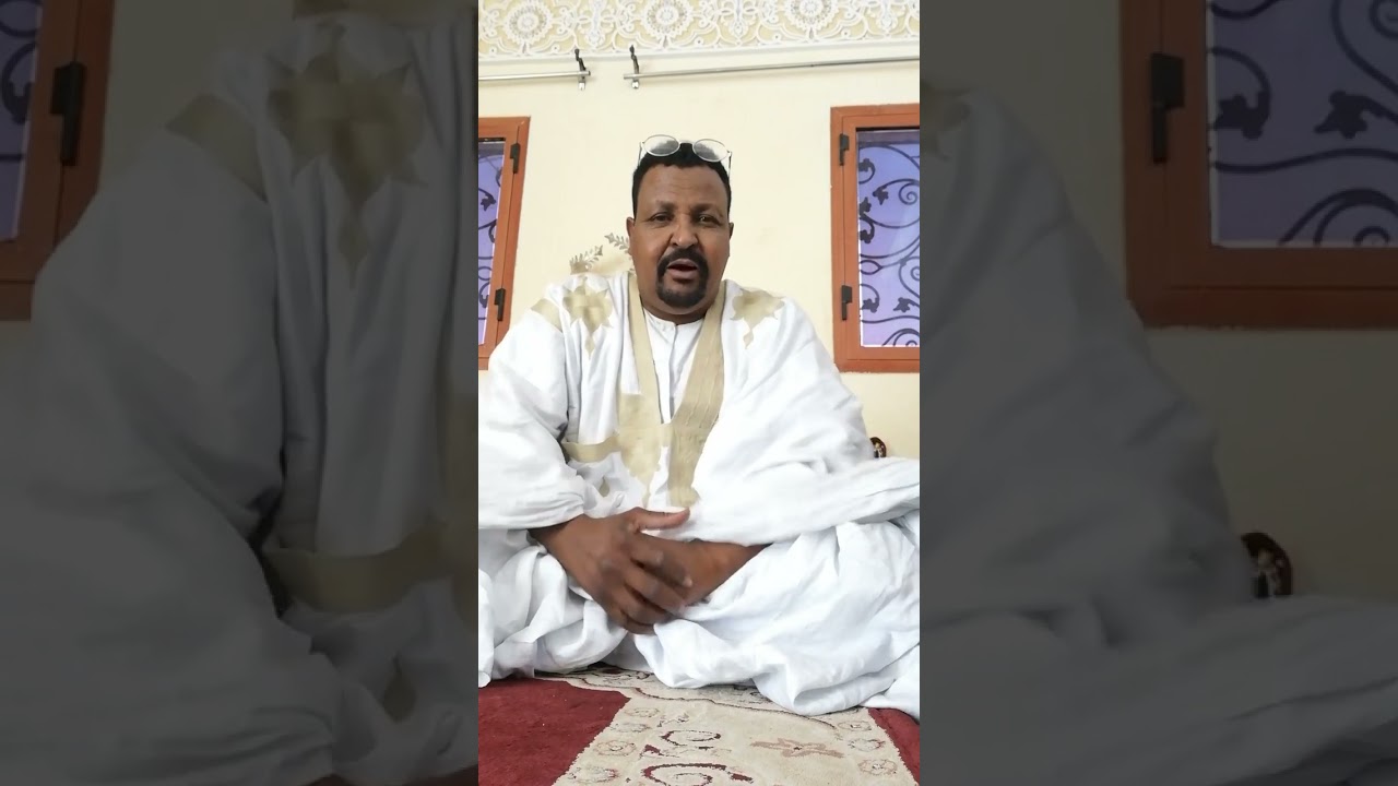 الممثل الكوميدي الحضرامي يقدم اسكتشات على الهواء