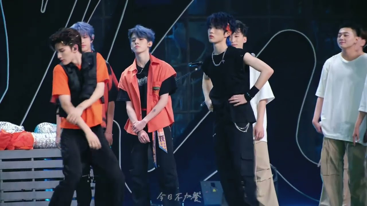【TF Gia Tộc | TF家族】FANCAM Dance Battle cực cháy ở trạm Đại Liên - Ngày 2