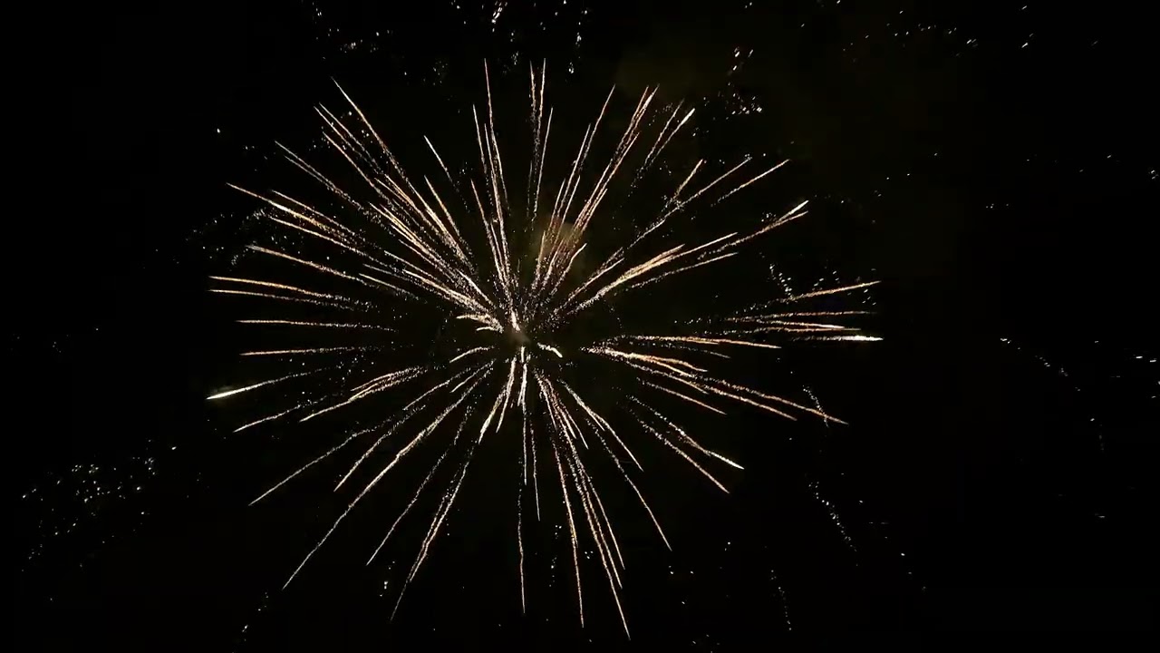 Silvester Feuerwerk zum Jahreswechsel 2025/26 mit Iskra, Albert, Argento, Funke, Riakeo