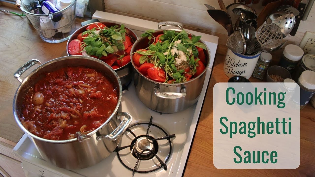 Life in a Tiny House called Fy Nyth - Making Spaghetti Sauce