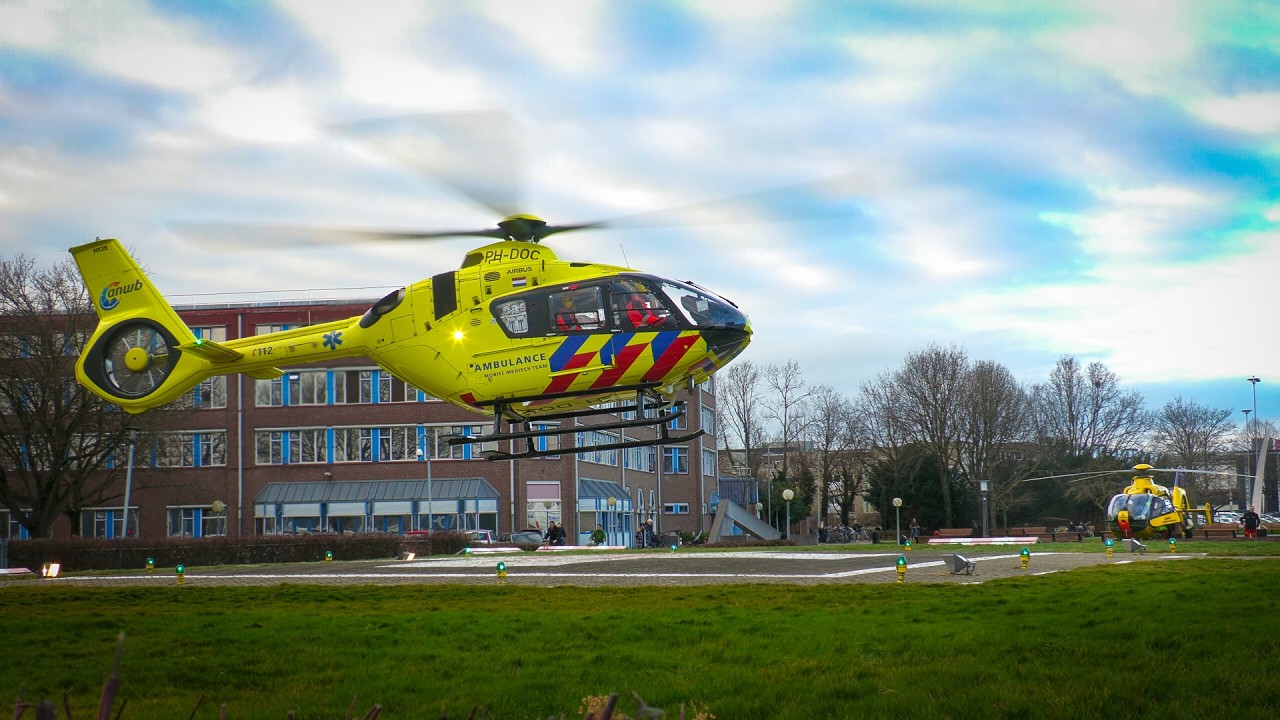 Twee traumahelikopters starten & landen tegelijk bij Maastricht UMC+ na inzetten in Born & Roermond