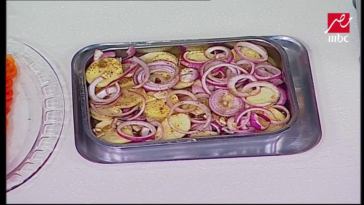 الشيف حسن يقدم لكَِ "صينية بطاطس بحلقات الطماطم"