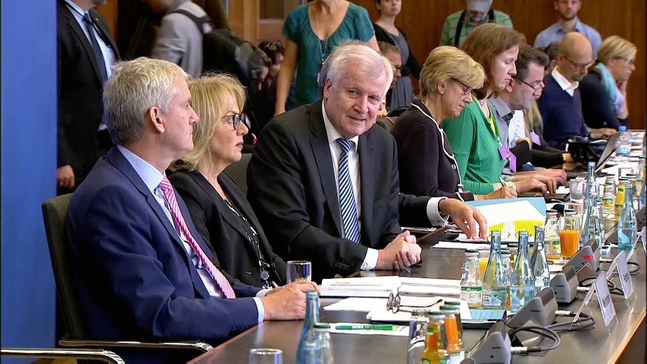 69 Abgeschobene an Seehofers 69. Geburtstag | BR24