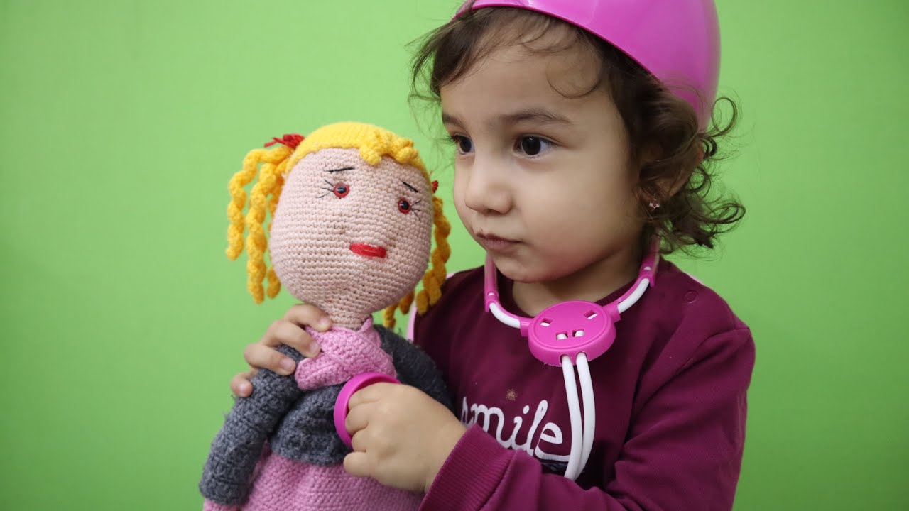 Kübra babası ile doktora gidiyor