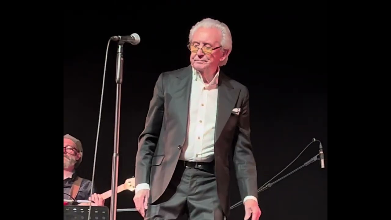 Tony Christie - Drive Safely Darlin’ (Live Cromer 27/03/25)