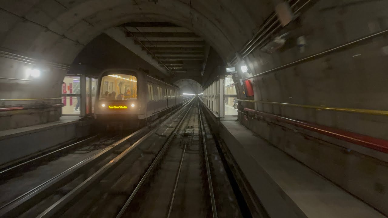 M5 San Siro Stadio - Bignami Parco Nord a bordo del treno 5511 con i vecchi annunci