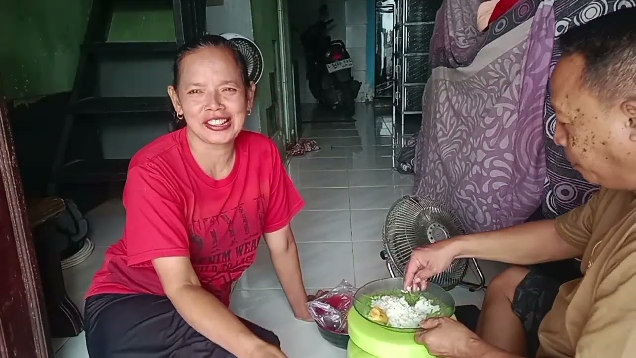 Sarapan gorengan di suapin suami mengenang masa pacaran dulu