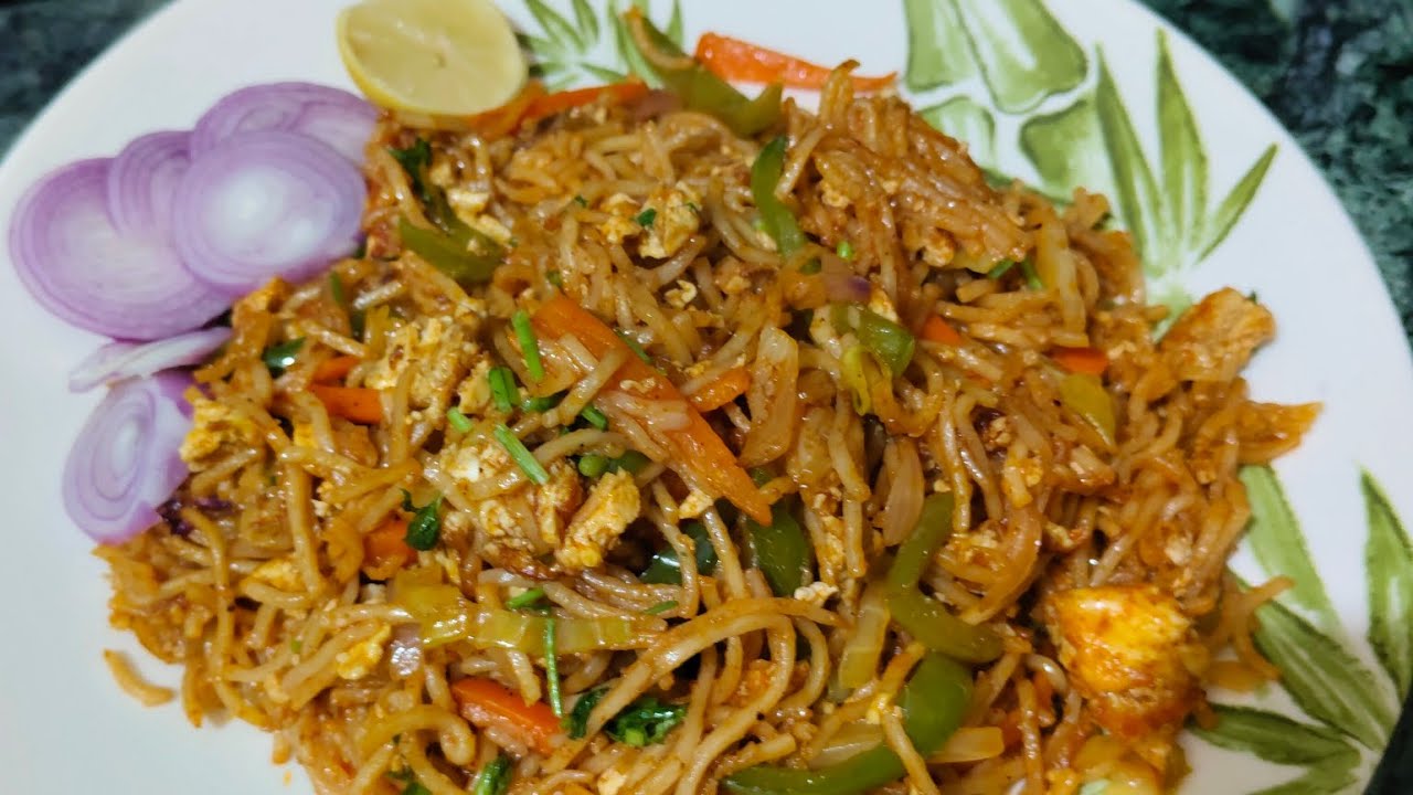 ఇంట్లోనే సూపర్ టేస్టీ ఎగ్ నూడిల్స్ 😋 | Street Style Egg Noodles Recipe in Telugu#food#spicy#cooking