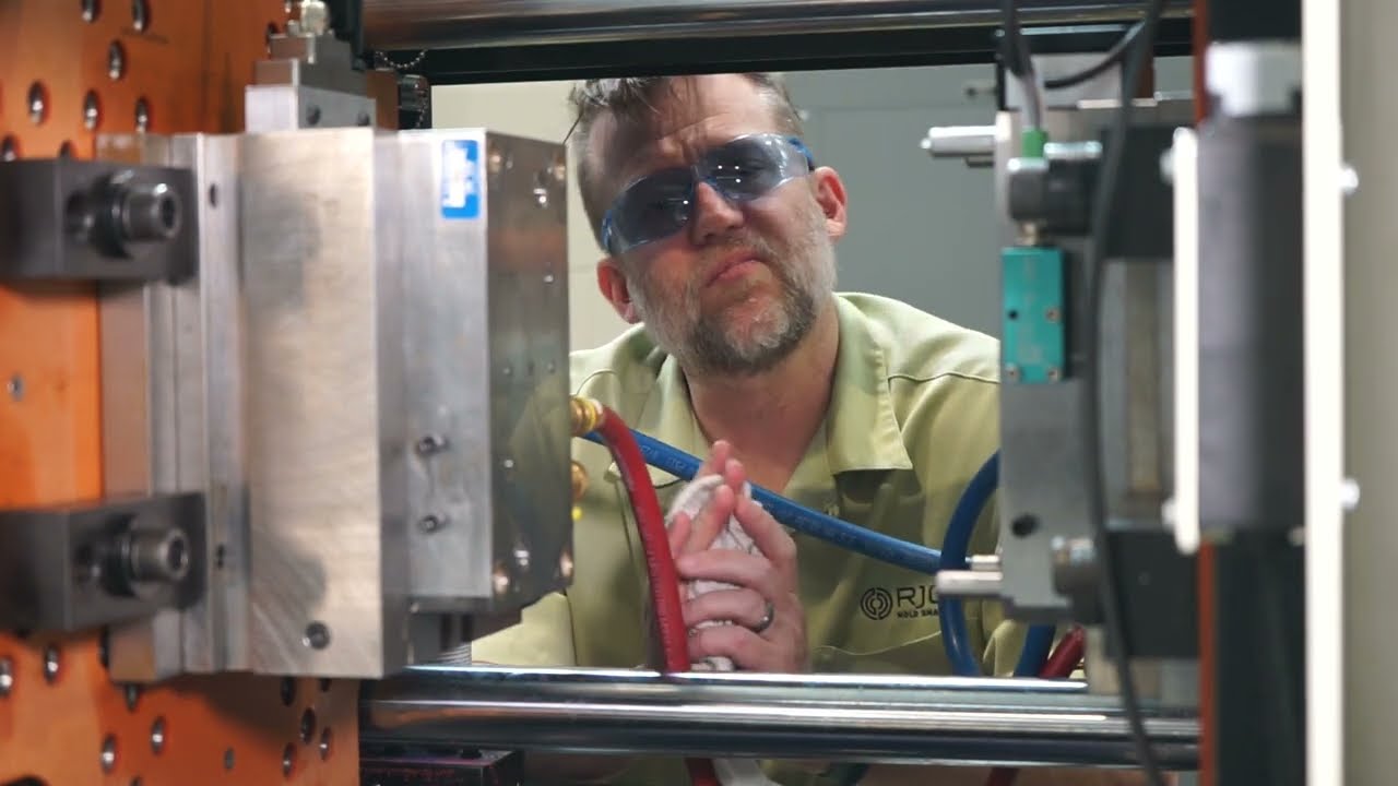 How to Clean an Injection Mold Inside the Machine