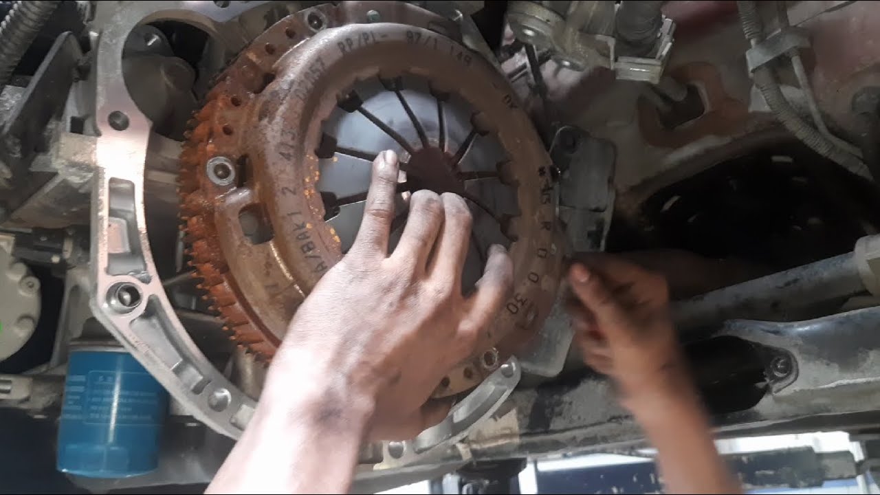पानी में डूबके clutch lock हो गया || car has been immersed in water more than halfway up its wheels