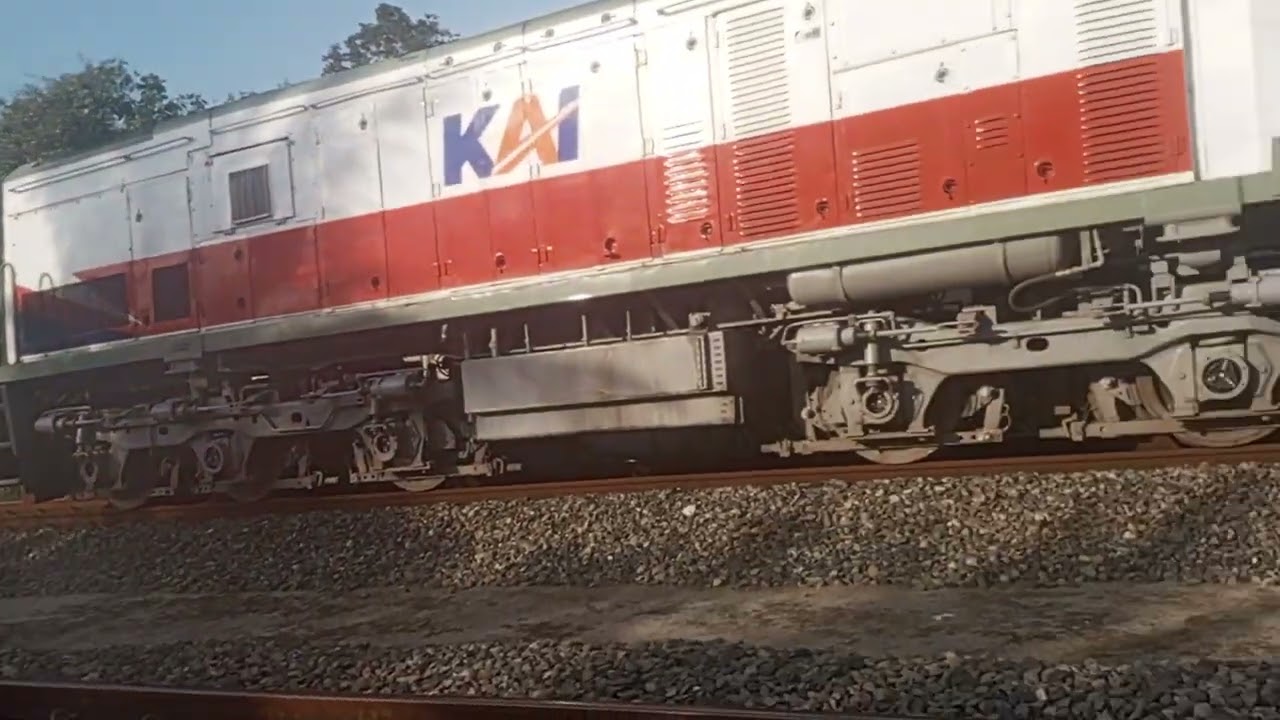 Ini kereta api dari Cikarang berhenti di stasiun Mata pao lokomotif cc2018910
