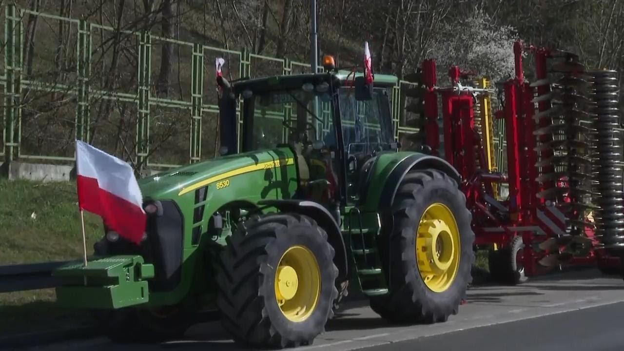 Polish farmers block highway, protesting against EU's environmental regulations