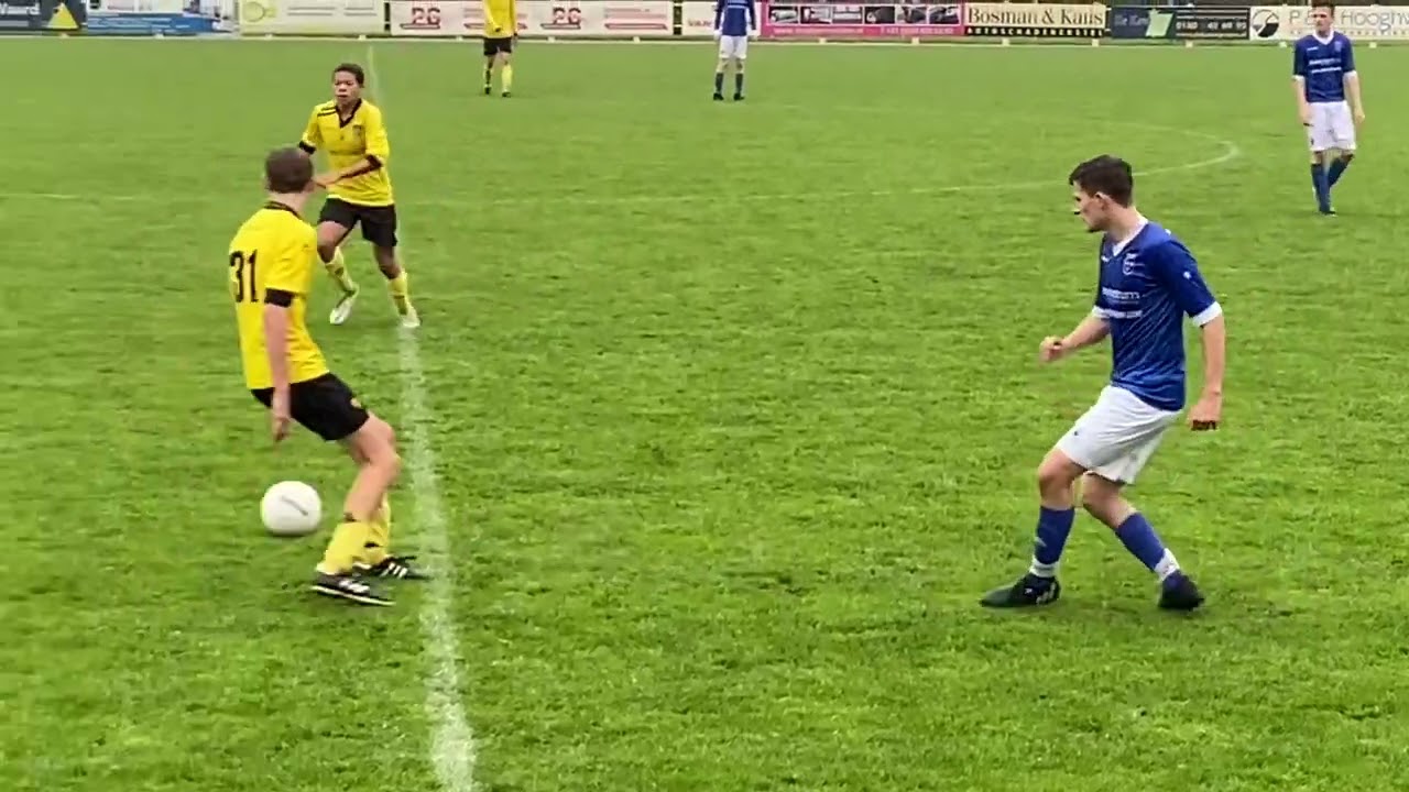 VV RIJSOORD JO17-1 tegen Strijen. 15.10.2022