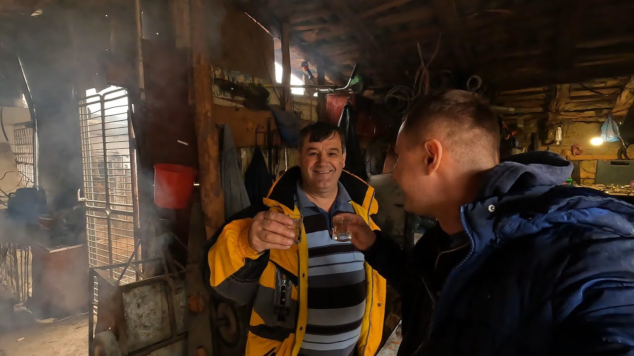 Tak wygląda Rumuńska 🇷🇴 wieś - grilluje z teściem i pijemy tuice. Pyszne tradycyjne jedzenie 🐷