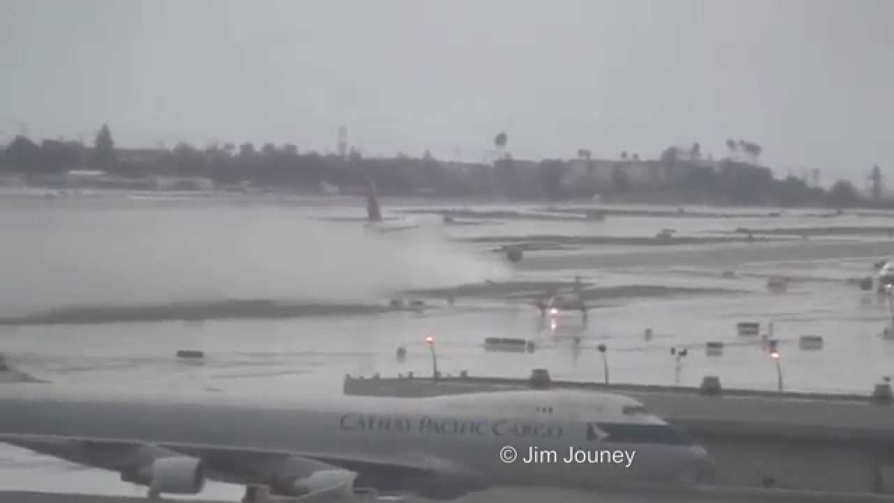 Boeing 747 LAX Takeoff In Heavy Rain - Jet Blast