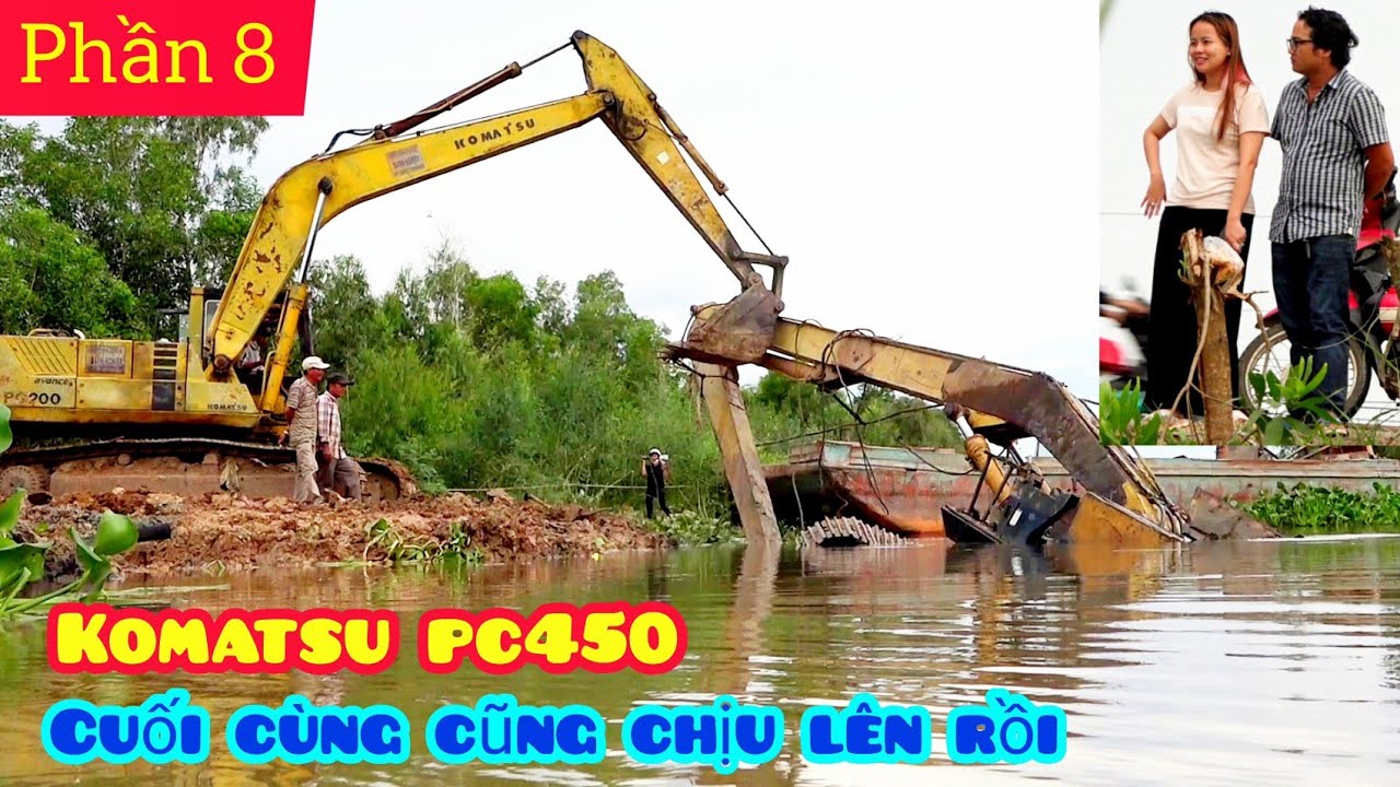 vợ chồng trẻ vui mừng khi kéo được xe cuốc KOMATSU PC450 lên bờ thành công