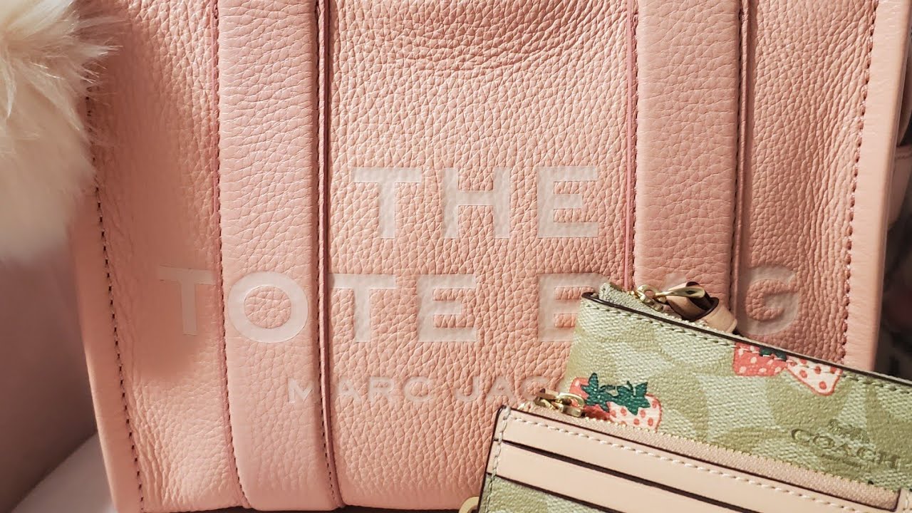 What's in my Marc Jacobs Tote/Collab with AshaBabyO