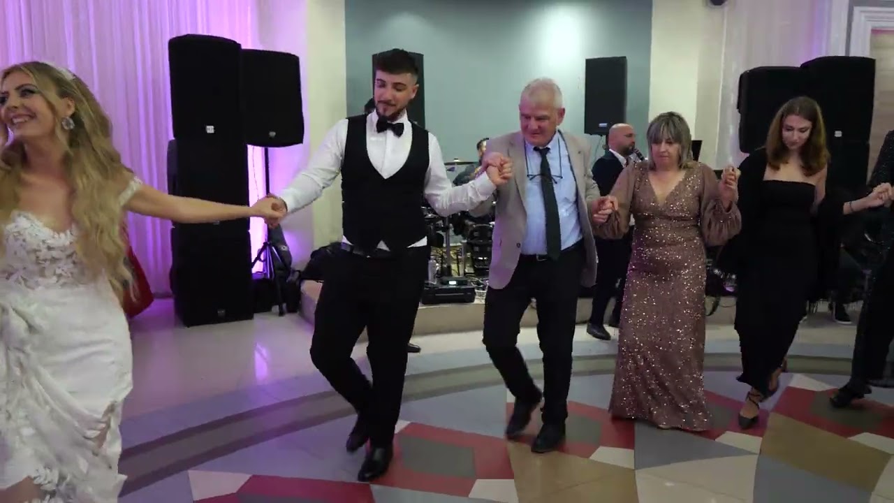 Krushqit nga Hungaria🇭🇺 kercejn valle shqiptare🇦🇱 | Surpriza nga babi i nuses per ciftin🔥