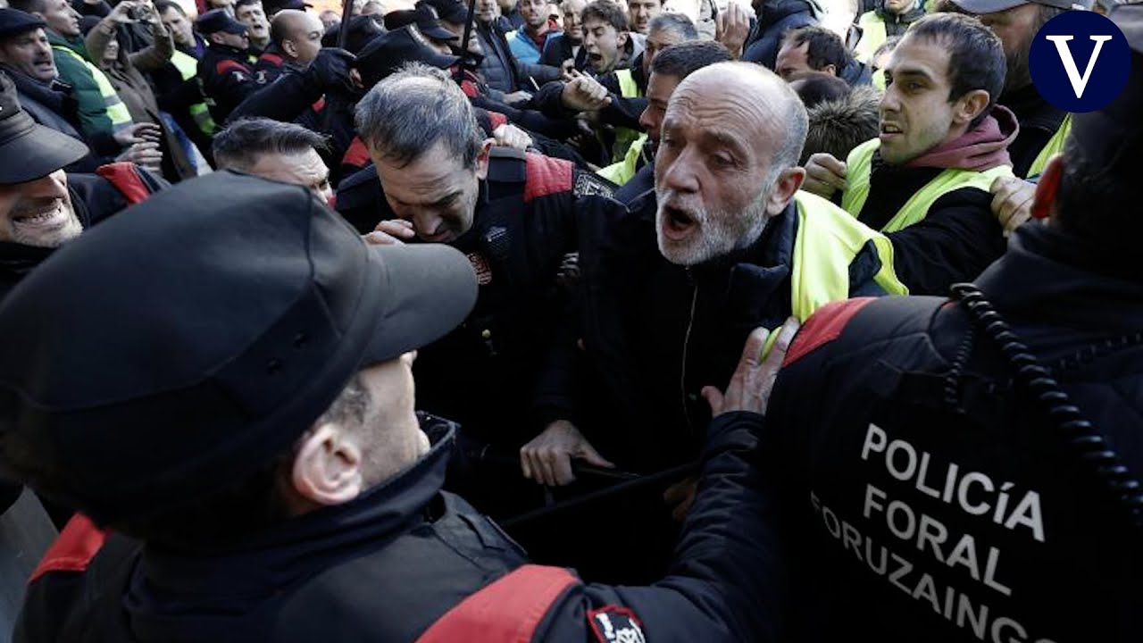 Tensión en el Parlamento de Navarra tras el intento de asalto I AGRICULTORES I La Vanguardia