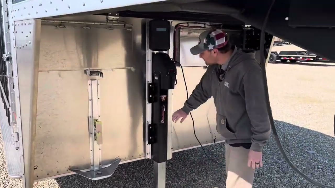 7.5x24 Wilson Livestock Trailer