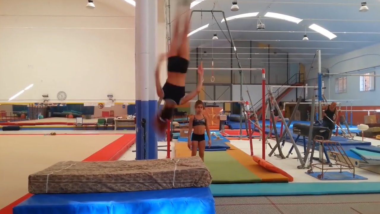TESO INDIETRO CON UN AVVITAMENTO TUTORIAL DI GINNASTICA ARTISTICA