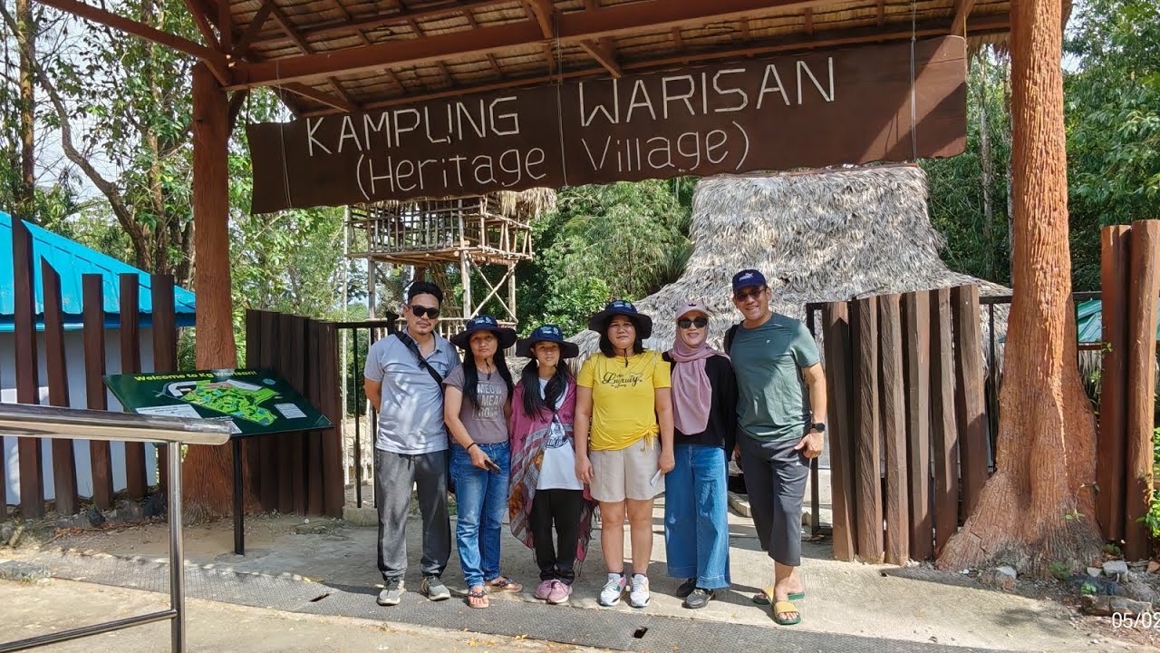 Family di Heritage Village di Muzium Sabah