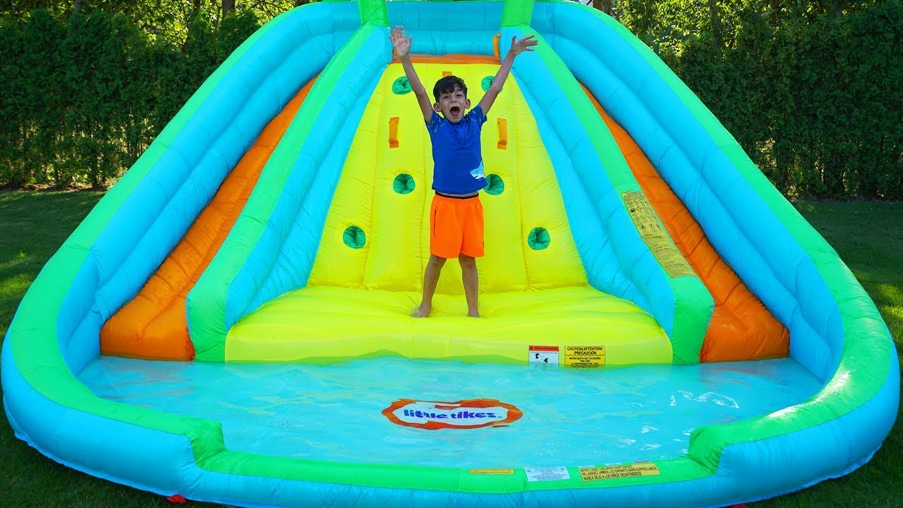 Campi da gioco. Jason e Alex giocano con i gommoni gonfiabili in giardino | Jason Vlogs Italia