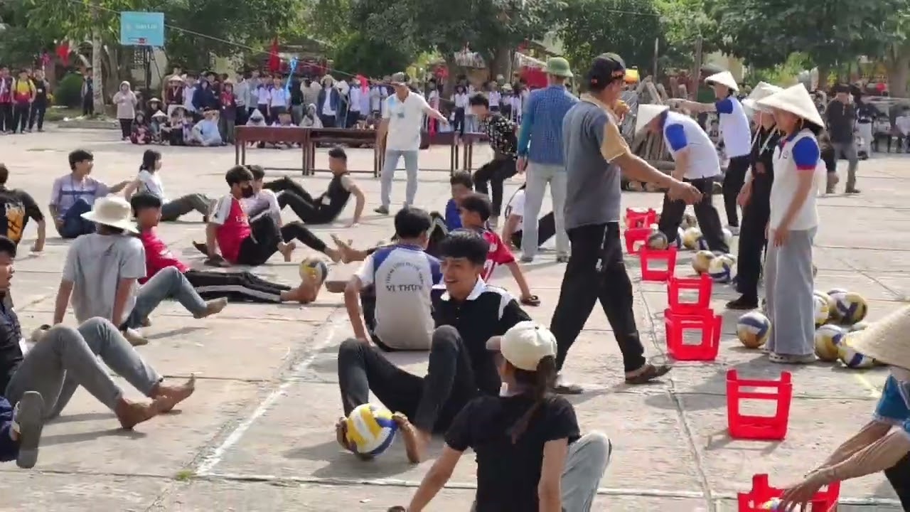 THPT Vị Thủy trò chơi chuyền bóng bằng chân