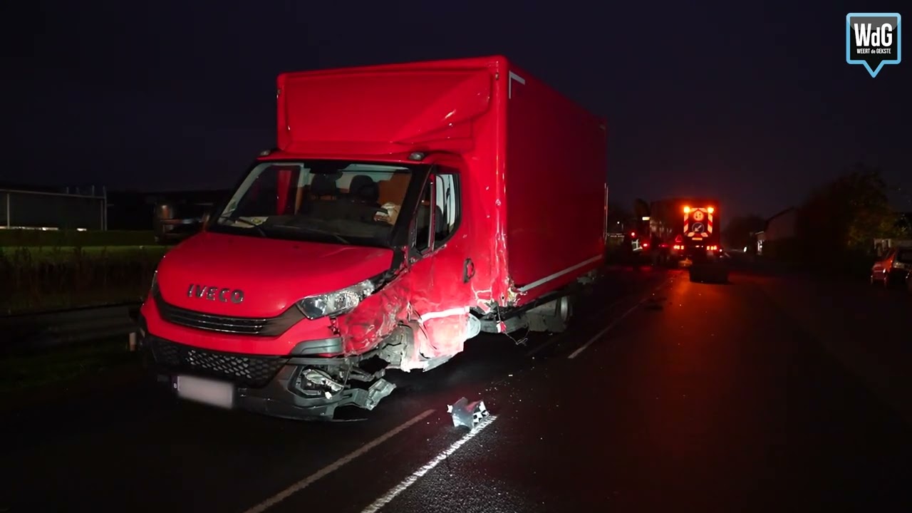 Ravage na botsing tussen bakwagen en maaitractor op Suffolkweg Zuid
