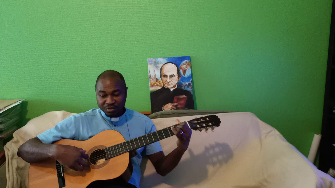 Seigneur tu m'associe à ton œuvre d'amour. interprété par Père Janvier koutandji à la guitare