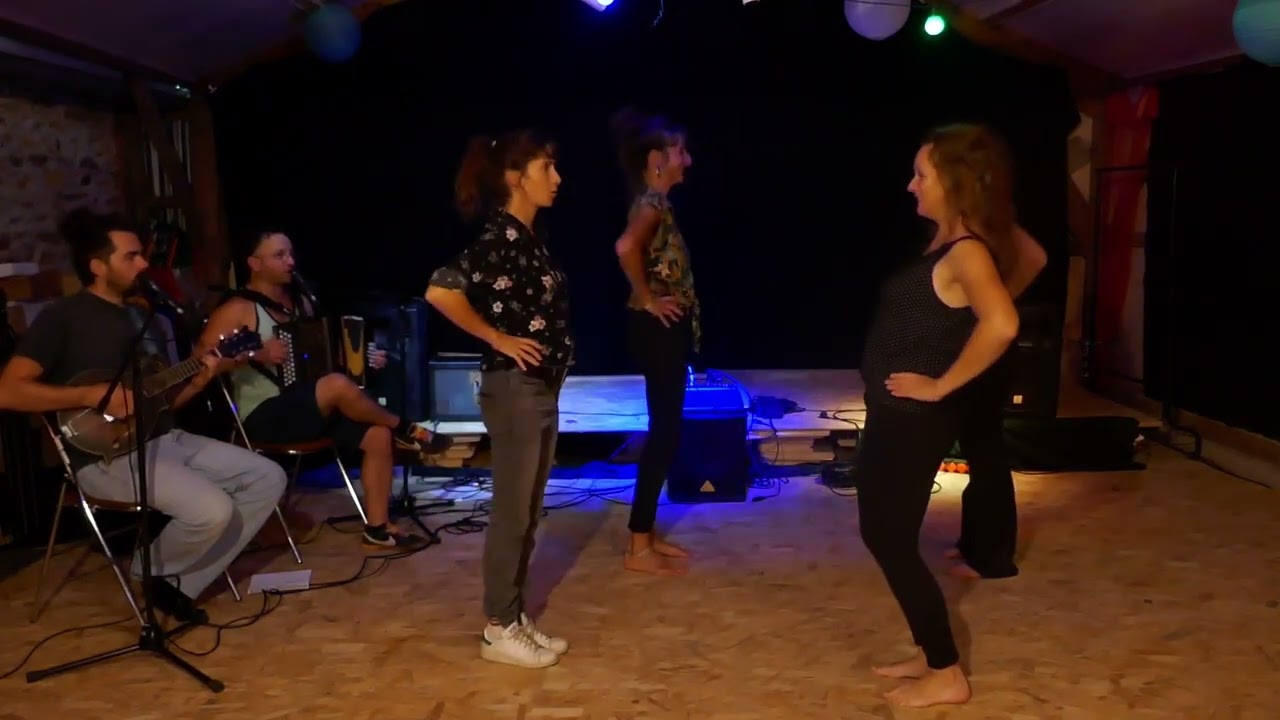 Mains aux genoux // Les Pieds dans l'Bal