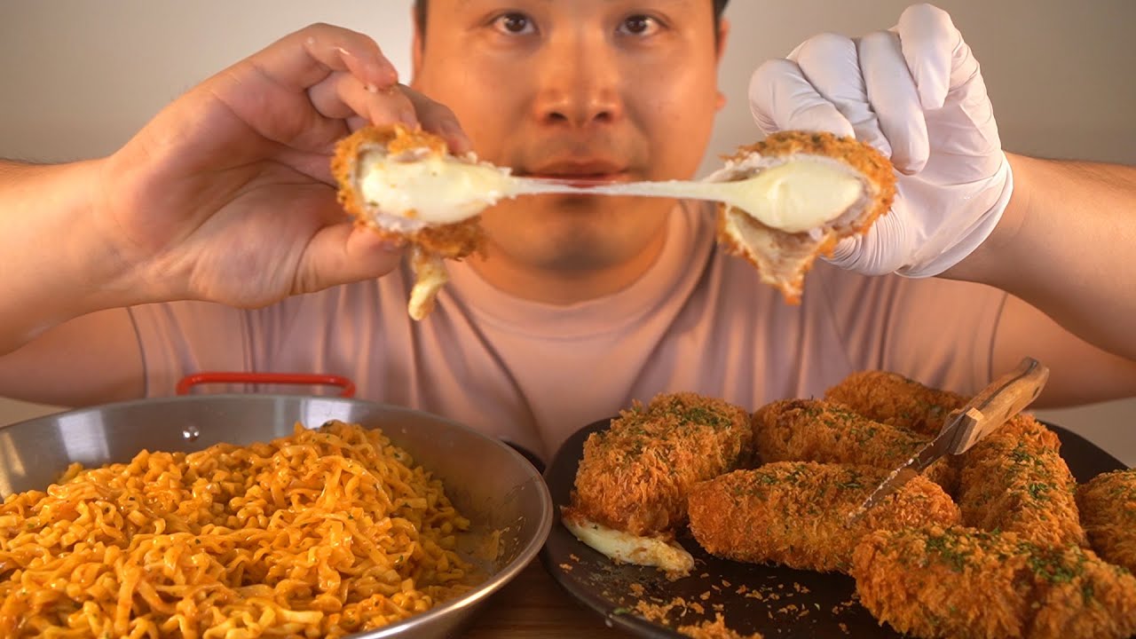 불닭까르보나라와 치즈가 가득찬 치즈롤까스 먹방~!! 리얼사운드 social eating Mukbang(Eating Show)